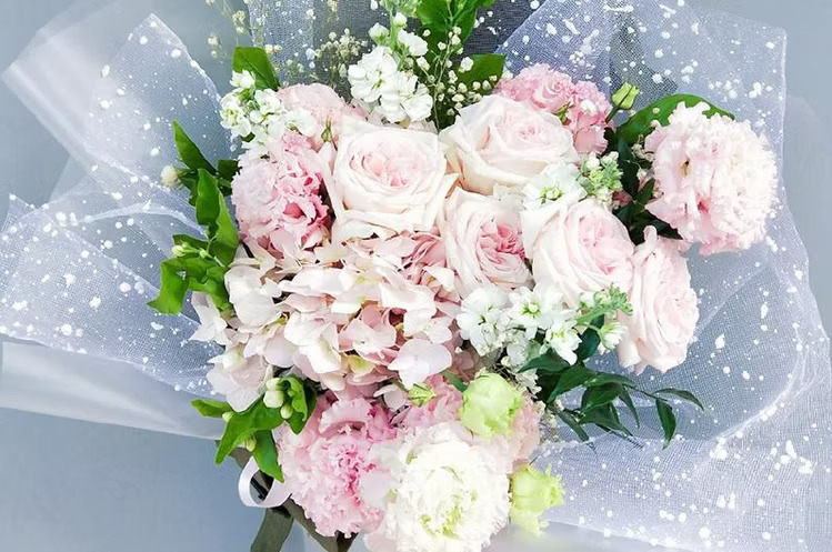 Cách gói hoa bằng giấy lưới tuyết - Hướng dẫn từng bước